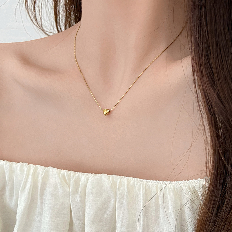 A small golden heart-shaped necklace for women with an ins style. It features a niche collarbone chain design that is simple and versatile, giving off a summer vibe Application Scenario
