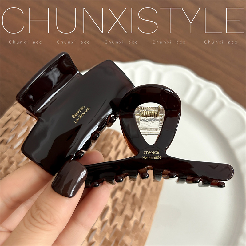 Deep coffee Korean ins chocolate large grab hair clip, high-end style brown hair grab acetate back of the head shark clip Application Scenario