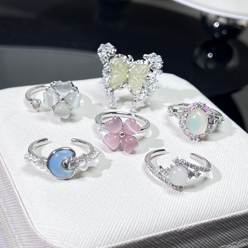 New Chinese-style imitation chalcedony thorn butterfly ring for women, rotatable four-leaf clover flower, fashionable and elegant stacked index finger ring Application Scenario