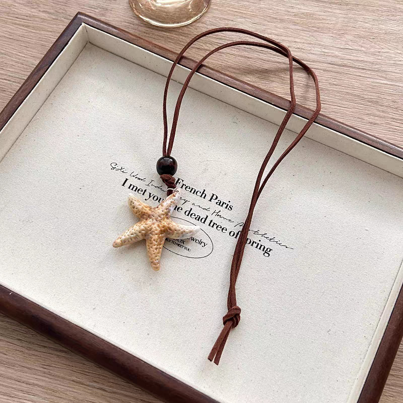 A simple Korean-style Instagram Pai long necklace with a retro ocean vibe for women. Adjustable sweater chain processing full figure