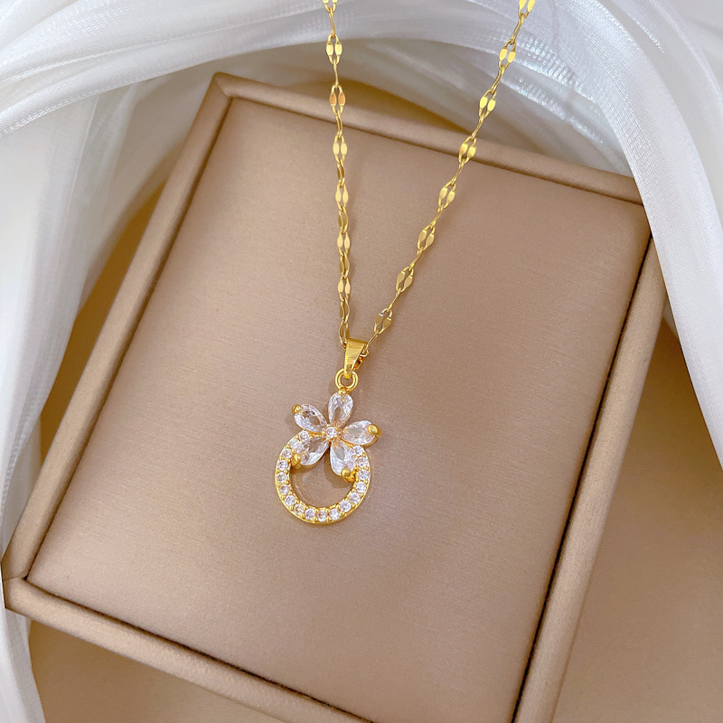 【 Titanium Steel 】 Flower ring style slightly set diamond necklace, a delicate female style, Instagram influencer collarbone chain accessory Specification drawing