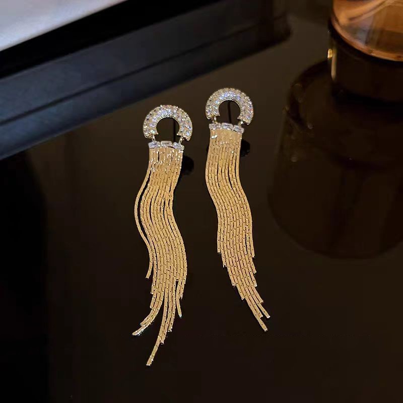 Light luxury, versatile, high-end and elegant, sparkling diamond geometric long tassel stud earrings, women's Instagram trendy, exaggerated and personalized, internet-famous earrings Application Scenario