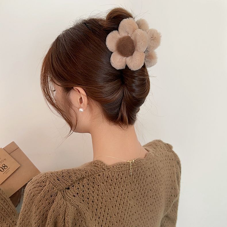 Douyin's same style of plush flower hair clips, a small half of the women's fur grab clip, a shark clip at the back of the head, with an ins high-end feel Specification drawing