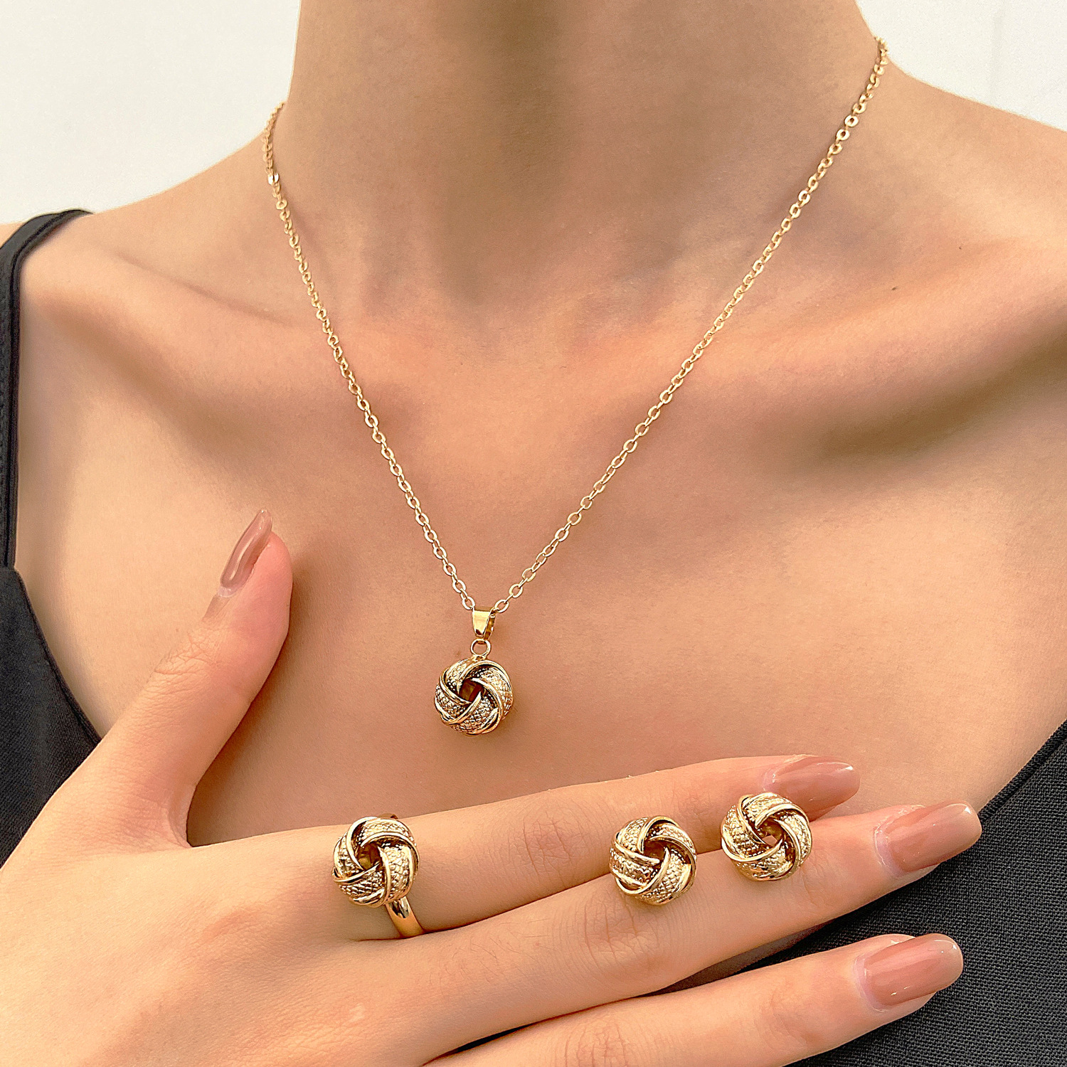 European and American InS-style twisted rope knot jewelry set, women's creative knot necklace, earrings, ring, twist sleeve decoration full figure
