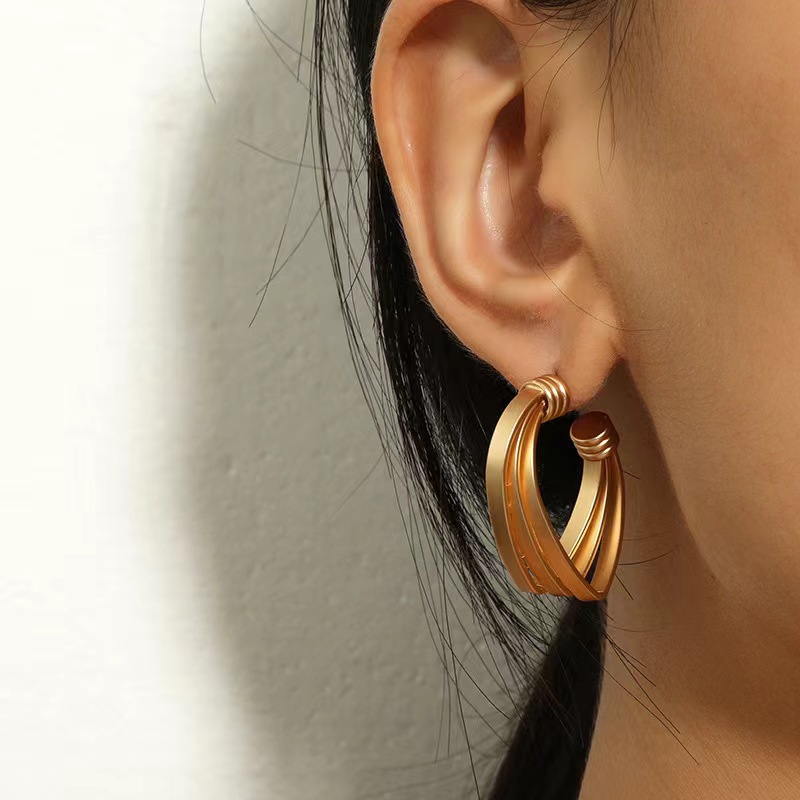New, versatile and fashionable earrings with a unique design sense from Europe and America, exuding a sense of elegance and sophistication full figure