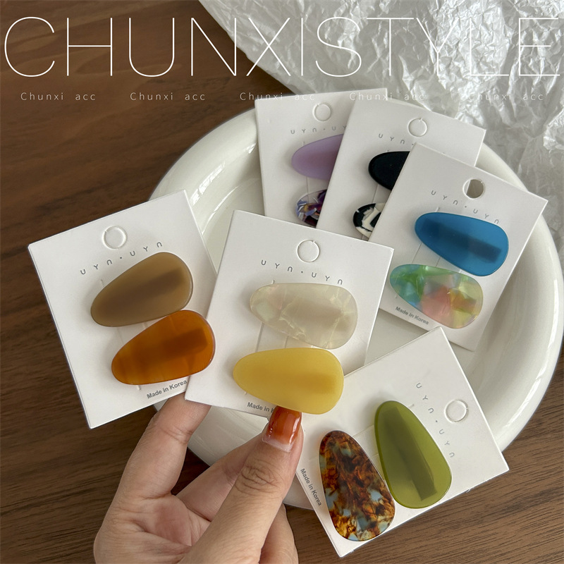 The new stylish and cute chubby water drop side hair clips are made of acetic acid with a contrasting color details Picture