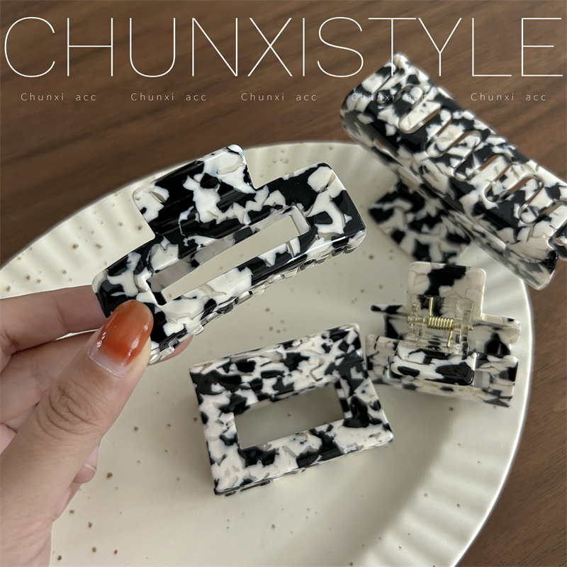 Cow print ~ French retro acetate gripper, Instagram influencer's shark clip on the back of the head, Korean versatile hair clip and hair accessory Application Scenario