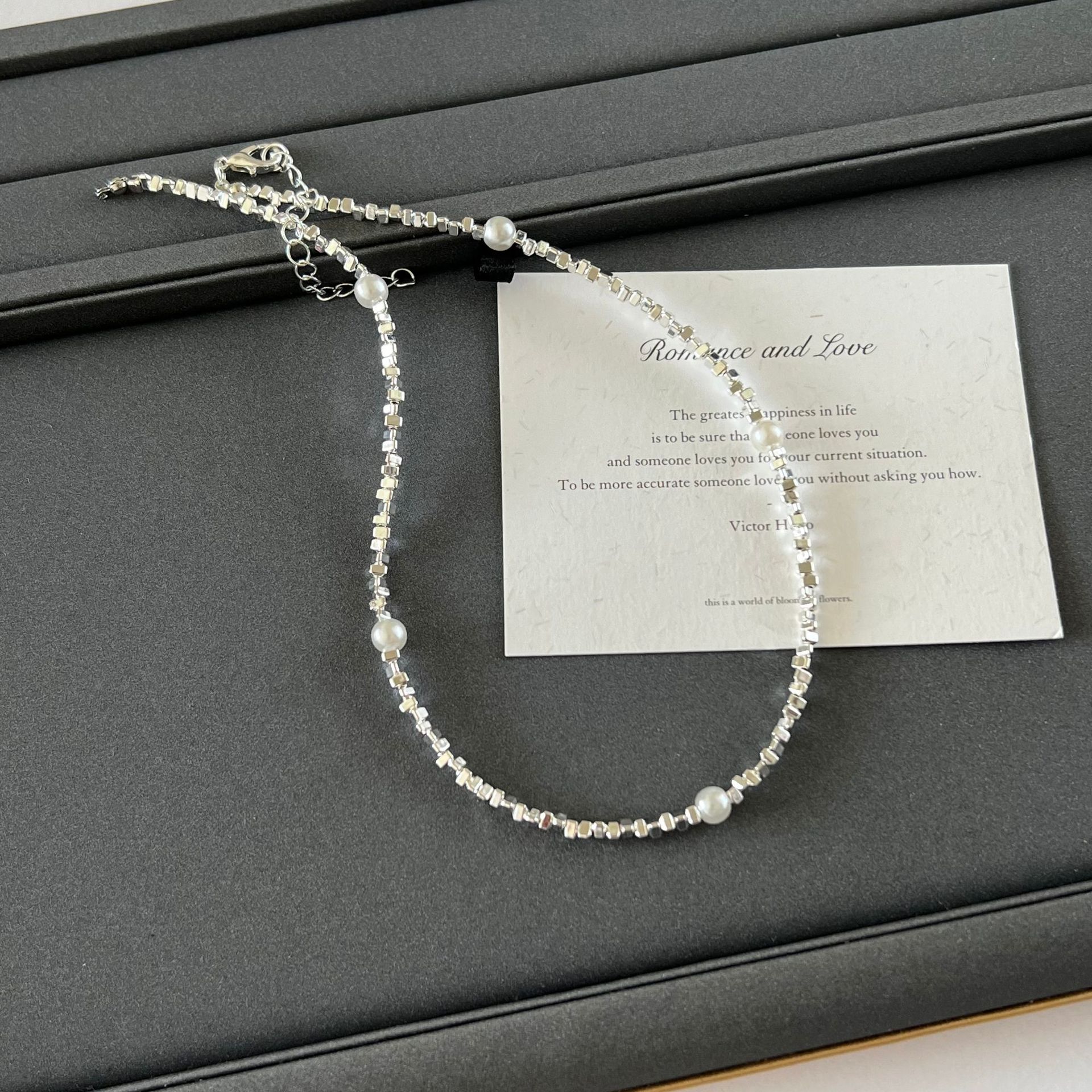 French silver imitation pearl necklace with a niche design sense for women, 2024 new light luxury neckchain and collarbone chain accessory Specification drawing
