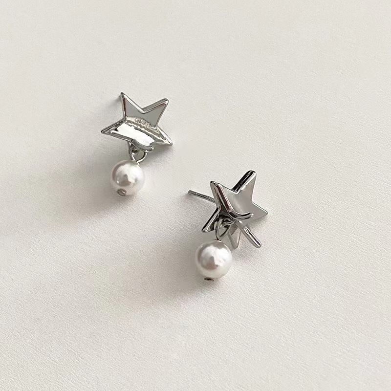 A new style of elegant and simple star-shaped pearl pendant earrings for women, versatile and high-end, with a cold design sense Application Scenario