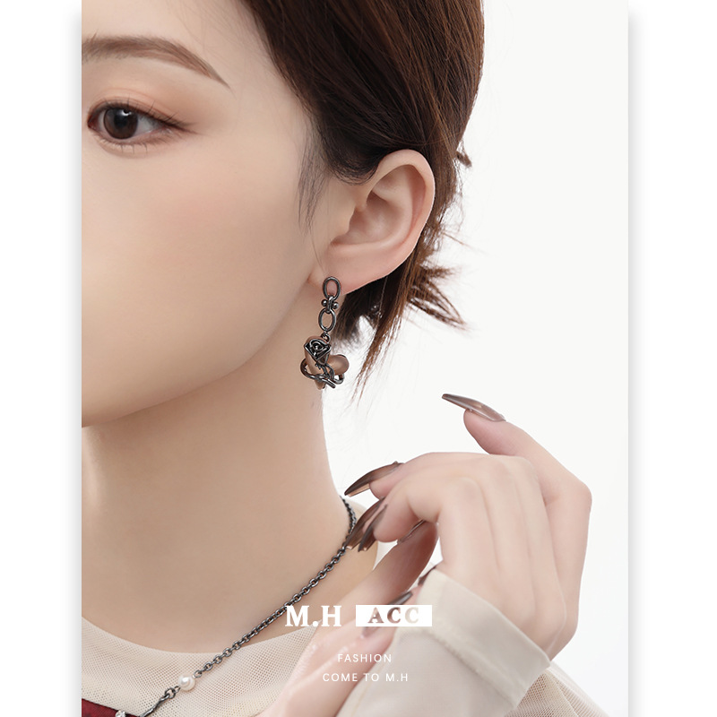ins Warm orange heart-shaped rose earrings, winter high-end, light luxury new earrings, fashionable and elegant earrings for women details Picture