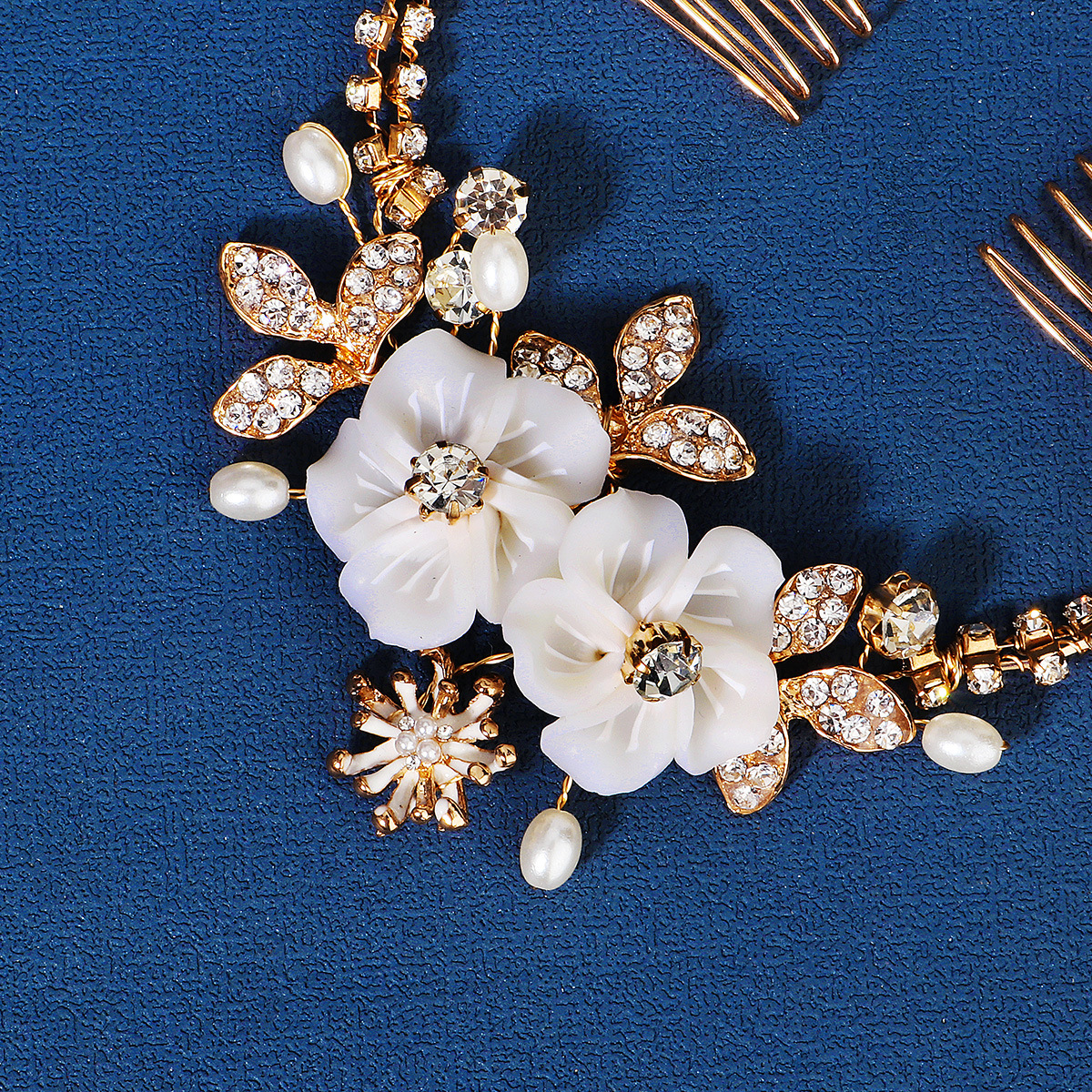 New Korean wedding headwear: flower-shaped hair comb, straw-crop dress, retro cheongsam, updo, paired comb, water diamond and pearl bride's comb Specification drawing