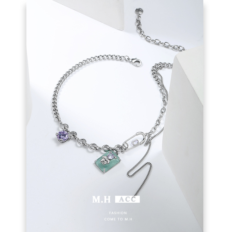 The new square blue-label bear necklace is equipped with a high-end, retro and cool collarbone chain, as well as a unique and trendy geometric pendant Application Scenario