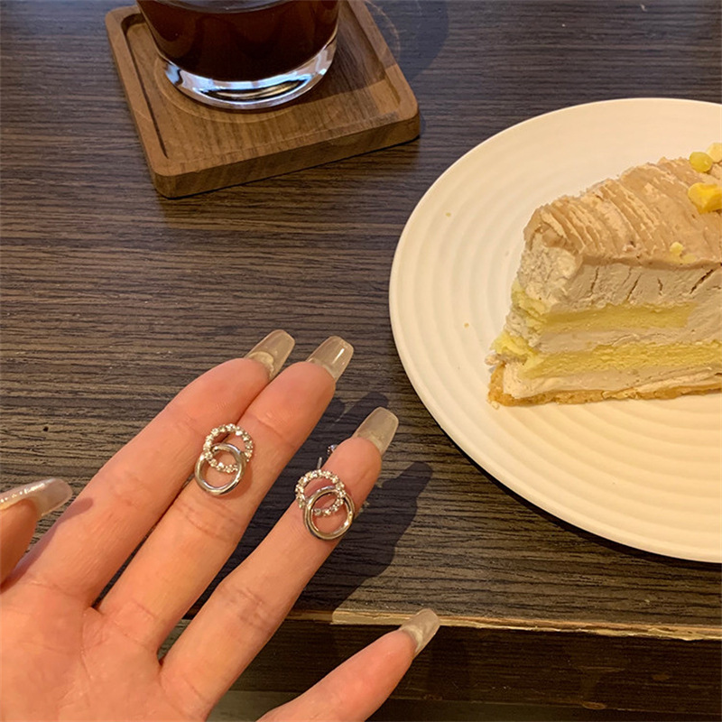 Exquisite rhinestone ring earrings, 2025 new style, trendy Korean style, internet-famous high-end earrings, French stud earrings for women full figure