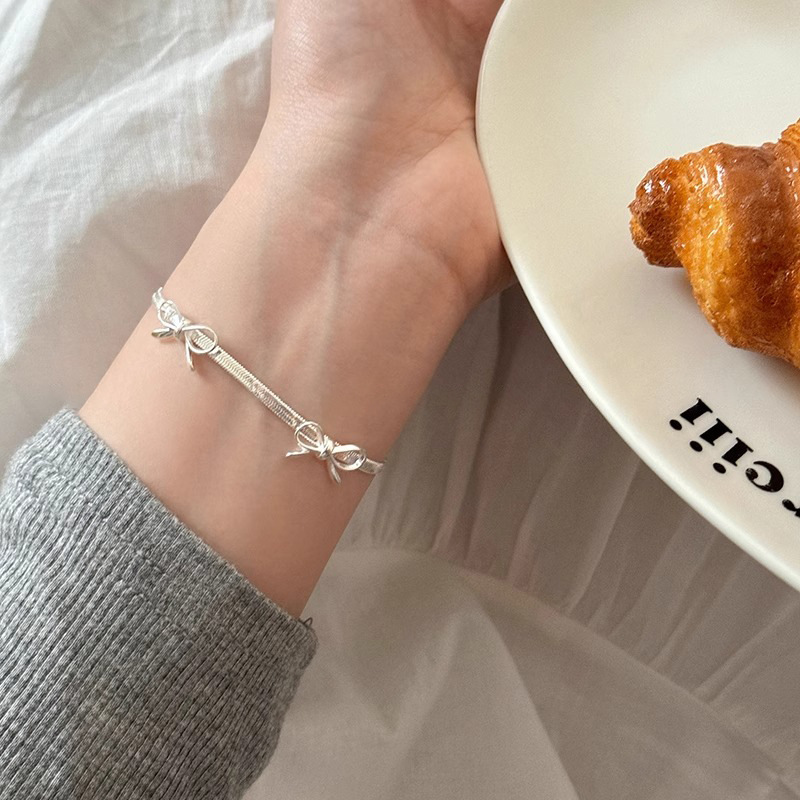 Silver bow necklace for women, summer style, fashionable snake bone chain, niche design choker neck chain, collarbone chain Application Scenario