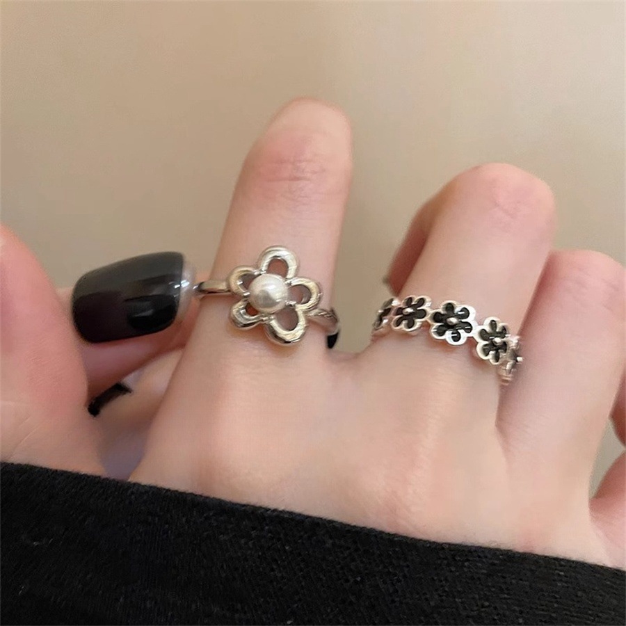 Black glazed small flower-patterned pearl ring, a unique retro index finger ring for women, with a light luxury and high-end feel, a niche open ring full figure