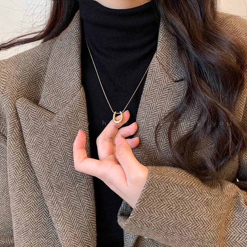 The U-shaped horseshoe pendant necklace with a design sense, a new 2024 women's light luxury and niche collarbone chain accessory hoodie chain Specification drawing