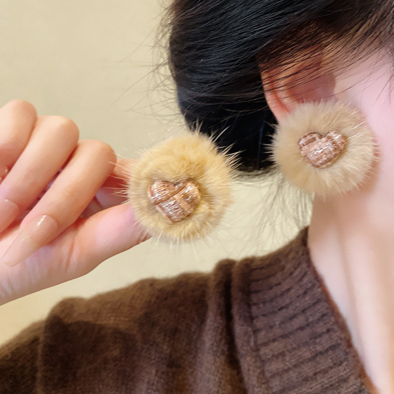 Autumn and winter plush ball heart-shaped earrings for women, 2024 new style, sweet, fashionable and simple stud earrings, high-end earrings wholesale Application Scenario