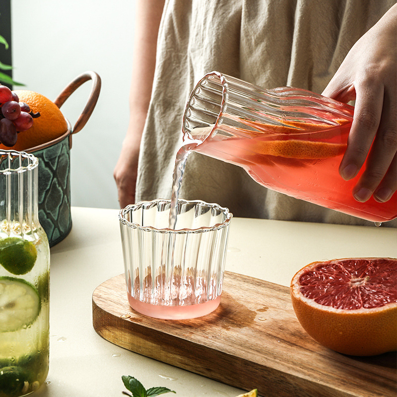 High borosilicate glass water kettles in stock, vertical patterned glass, one kettle, one cup, juice kettle, home cold and hot dual-purpose water kettle Application Scenario