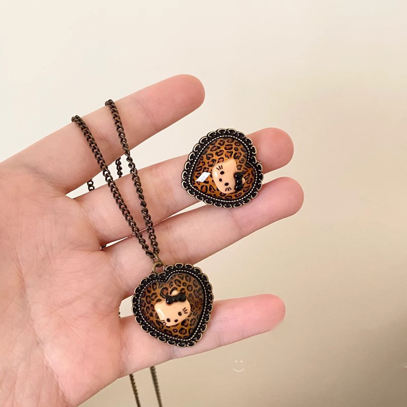Retro aged leopard print heart-shaped cat necklace ring, sweet and cool style for girls, spicy girl personality, versatile necklace sweater chain Application Scenario