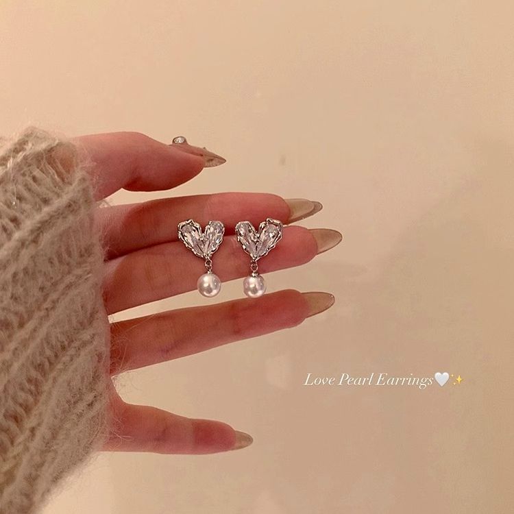 Shining Sweetheart ~ Heart-shaped Zircon pearl stud earrings for women, unique and niche style earrings, design sense, high-end earrings for women Application Scenario