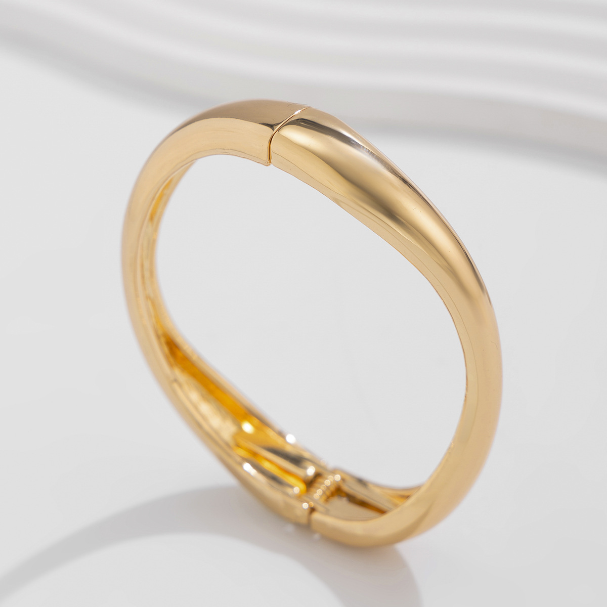 European and American cross-border jewelry, fashionable irregular smooth spring bracelet, sexy hot girl style spiral pendant necklace Application Scenario