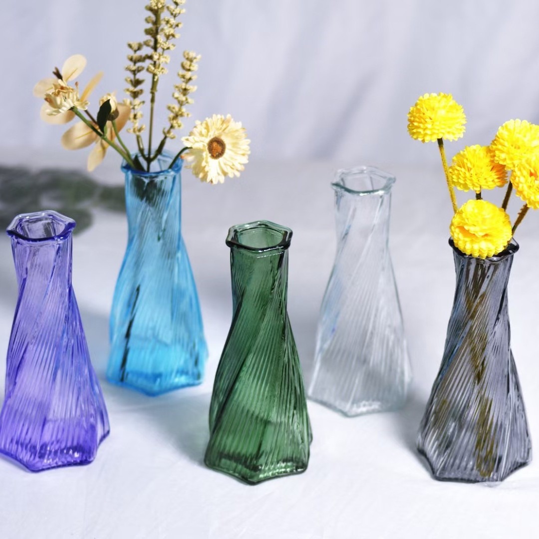 Transparent glass irregular dining table vase, light luxury home living room decoration, colorful vase, model room ornaments, simple and elegant full figure