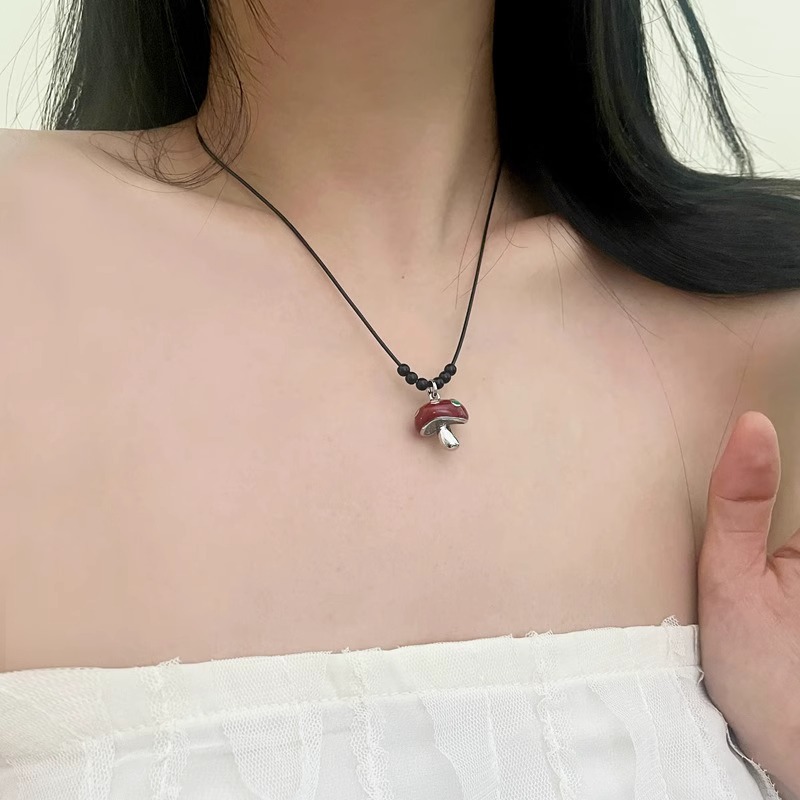 A new trendy spray-painted red heart-shaped mushroom drawstring necklace for women in autumn and winter, a cute and niche collarbone chain full figure
