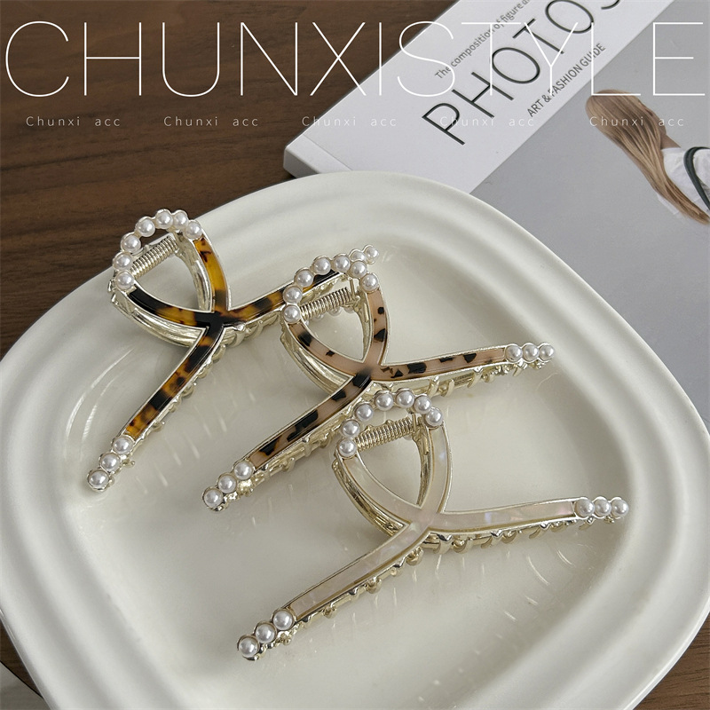 A large pearl grab clip for women's elegant style, a shark clip at the back of the head with less hair volume, a high-end look, a new trendy headwear details Picture