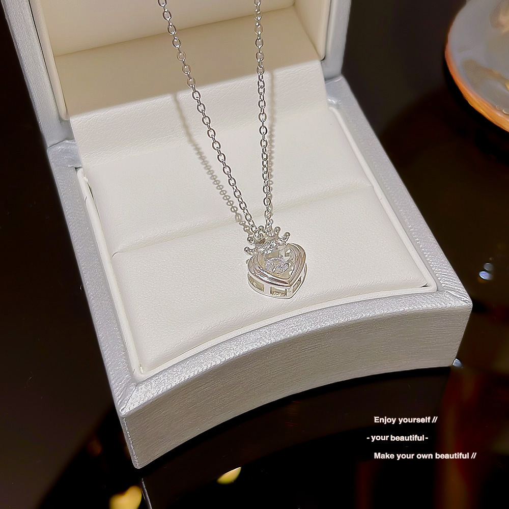 Fashionable commuting necklace, women's heart-shaped pendant, niche design, Instagram collarbone chain, Internet celebrity, simple and elegant, best-selling accessory Application Scenario