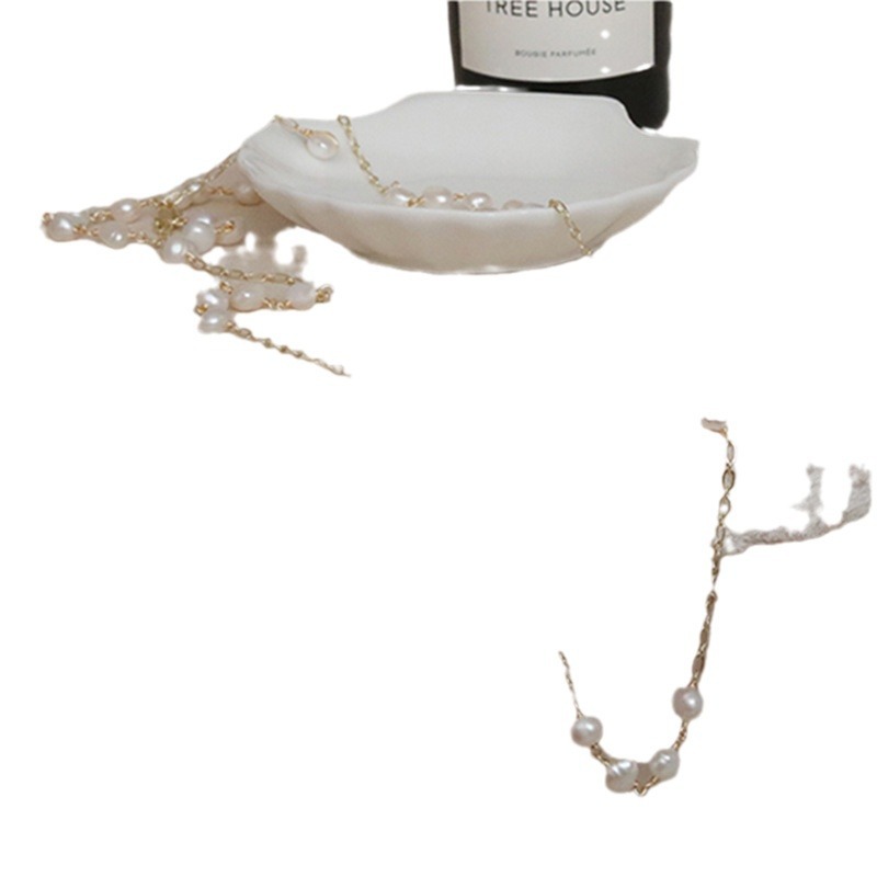 The 2023 new pearl necklace is a long, light luxury and niche design for women. It features a sweater chain with a cool and elegant style Item Picture