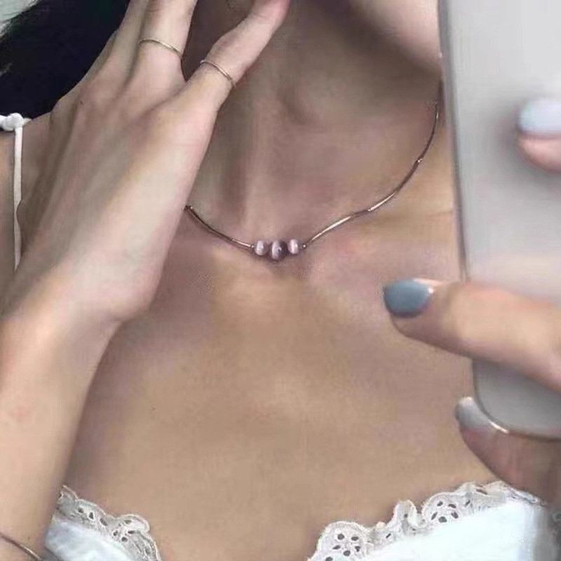 This Korean simple purple cat's eye stone necklace features a niche design with a minimalist and cold style. The collarbone chain is in an ins style full figure