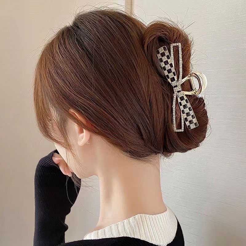 The bow water diamond checkerboard design gives a sense of a large amount of hair at the back of the head. The shark clip is a large and elegant metal hair clip for women full figure