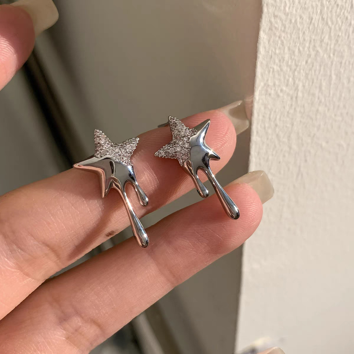 The stars are shining brightly! The niche design of lava star stud earrings is a new 2024 trendy, individualistic, elegant and high-end earring Specification drawing