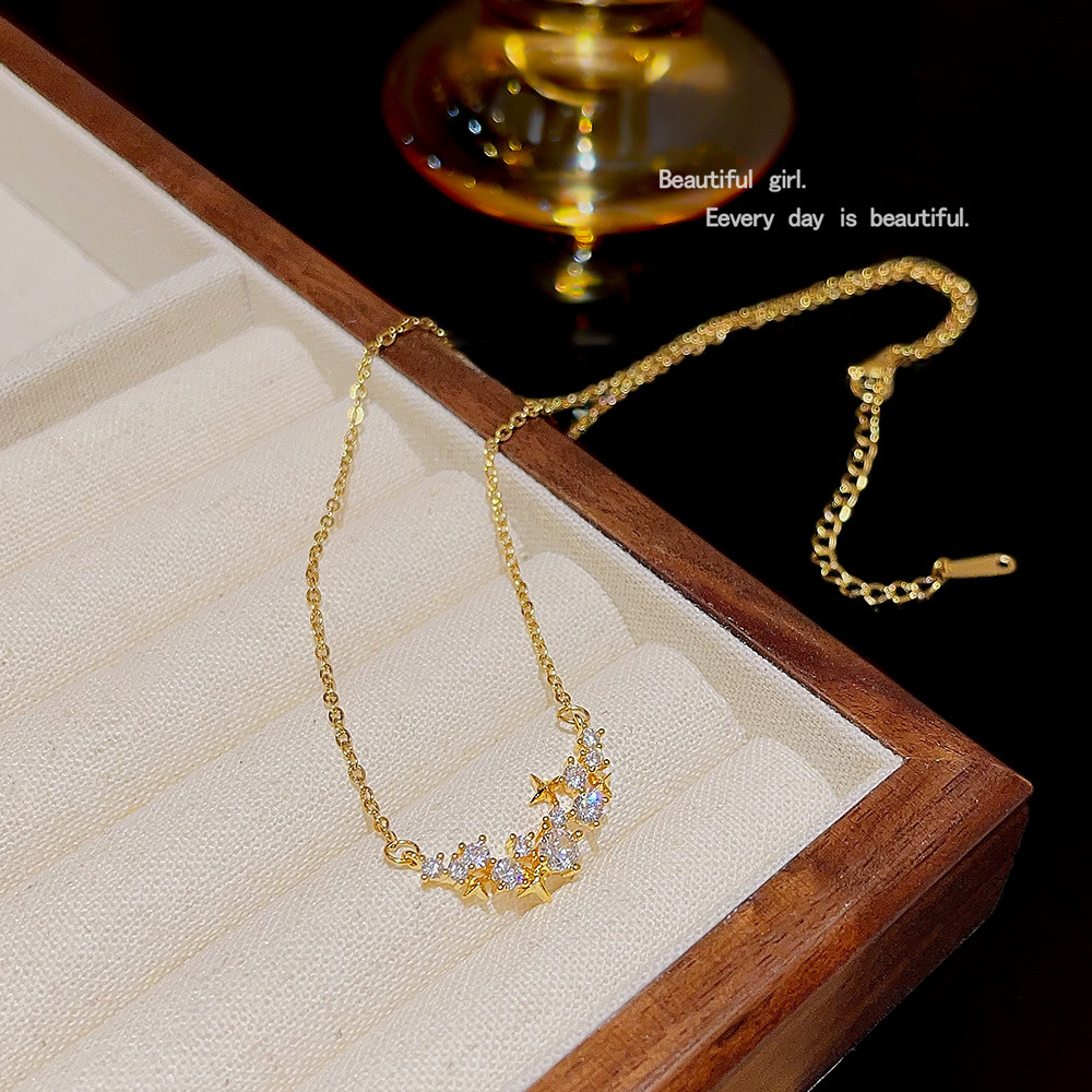A niche design star necklace, the same style as a Korean Internet celebrity's Instagram fashion and elegant collarbone chain titanium steel accessory full figure