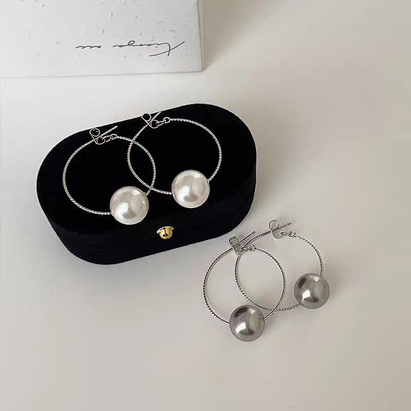 Hong Kong-style retro metal pearl ear buckles, women's design sense, niche, individual, simple and elegant, versatile and fashionable earrings and earrings Specification drawing