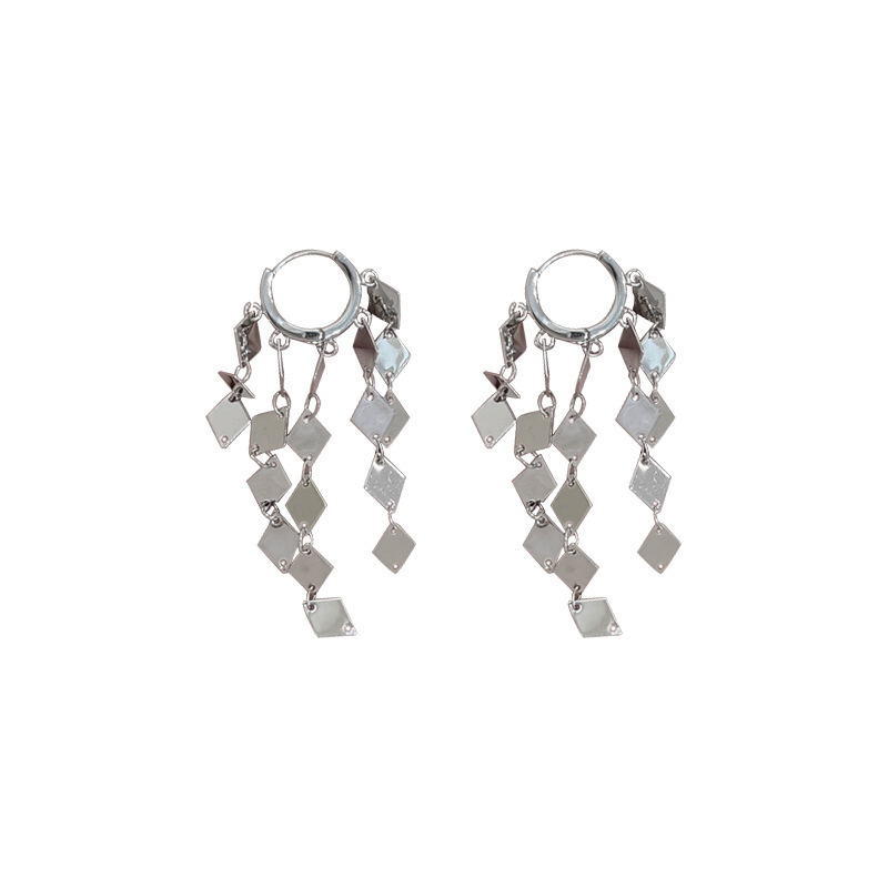 Autumn and winter diamond-shaped tassel earrings for women, light luxury, versatile, high-end and elegant. The ear buckles are super shiny and can show off your face Item Picture
