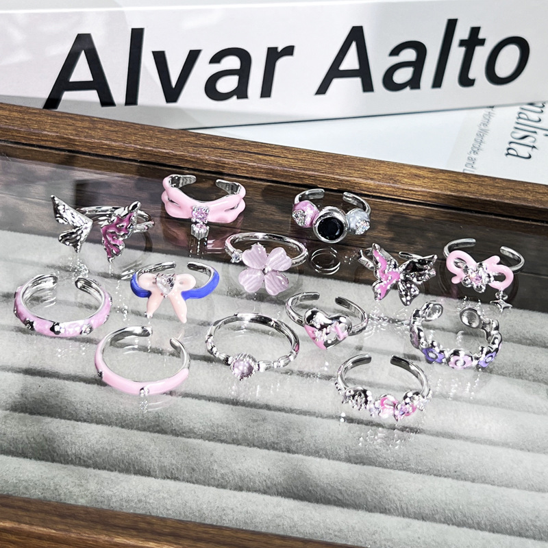 The pink enamel sweet bow heart-shaped geometric ring with a niche design sense is a fashionable, personalized and versatile ring trend for women details Picture