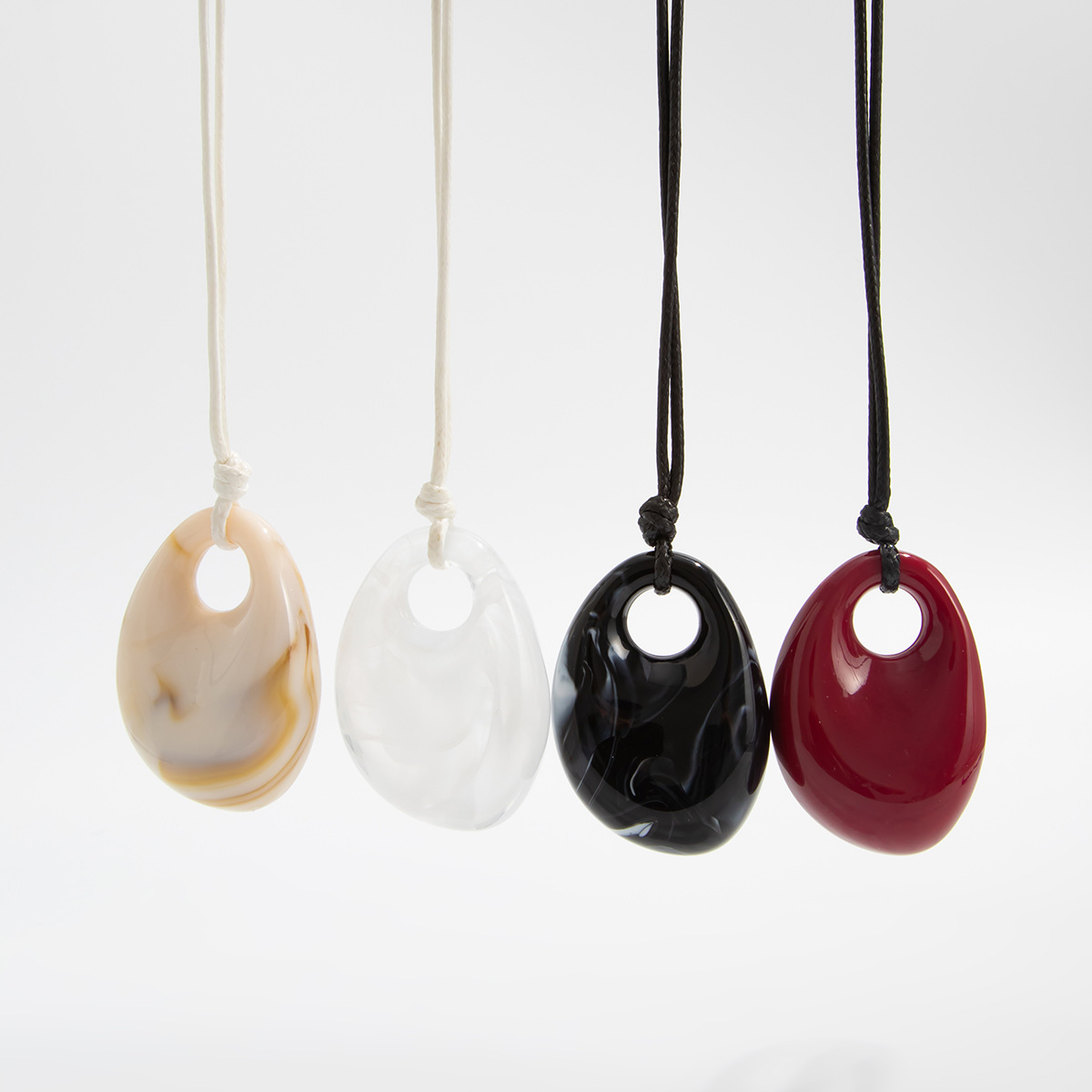 European and American cross-border jewelry, high-end, simple resin pendant necklace, personalized retro black rope adjustable collarbone chain Application Scenario