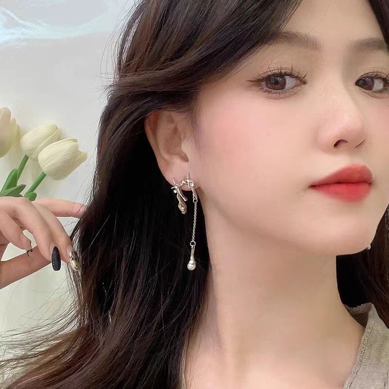 In 2025, a trendy and elegant style with sweet and cool stud earrings and a cold style, as well as fashionable and individual star-shaped tassel earrings Specification drawing