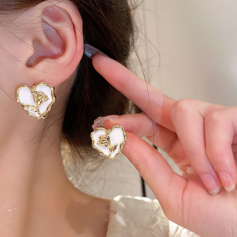Tulip pleated heart-shaped stud earrings exude a sense of sophistication for women, with a cold and ins-style flower earrings. This is a niche retro accessory that is sweet and cool details Picture