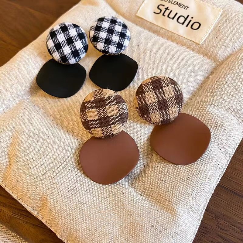 Cross-border jewelry: Korean version grid fabric geometric diamond-shaped stud earrings, elegant checked earrings for autumn and winter, wholesale for women details Picture