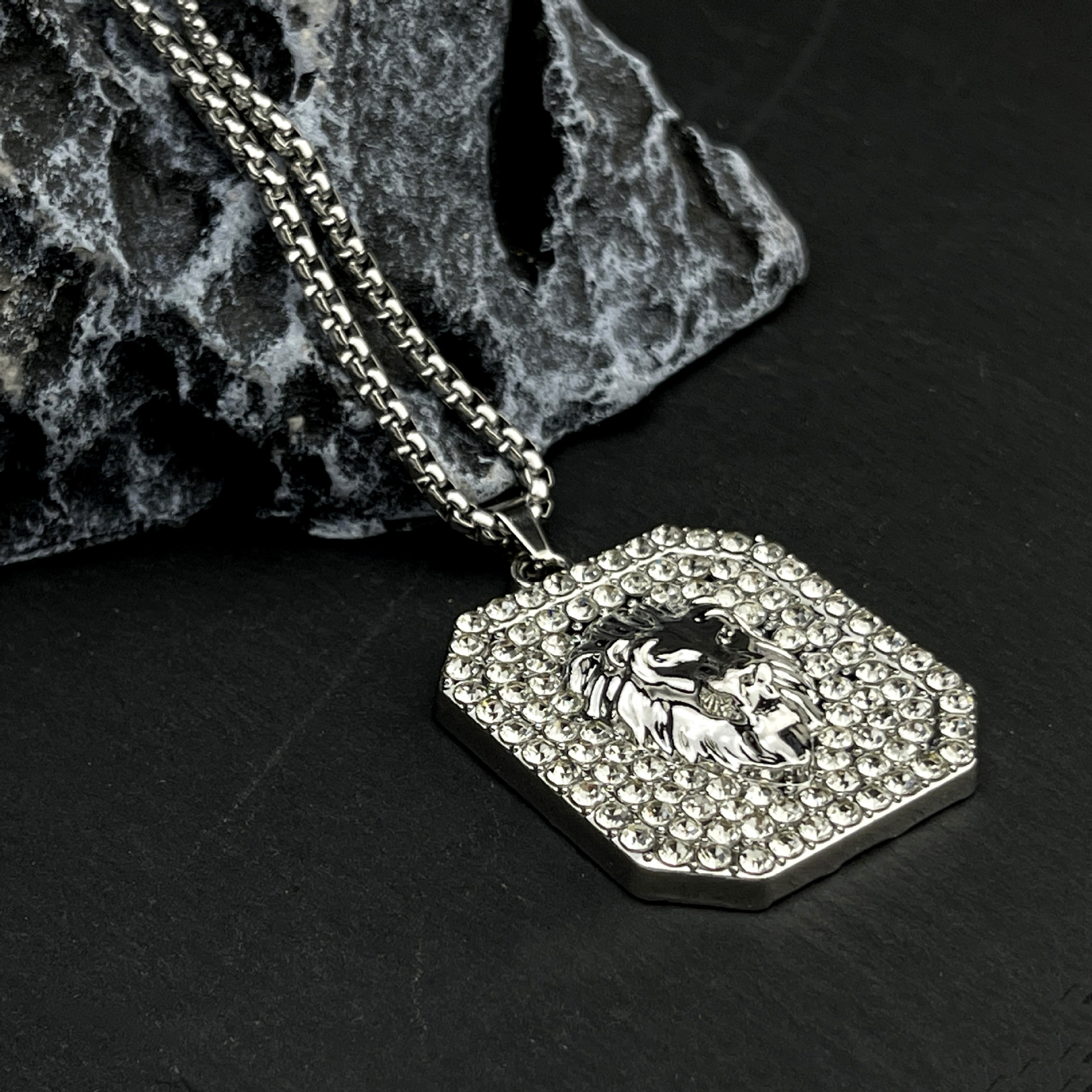 A popular European and American fashion hip-hop personality full diamond and powerful lion head necklace, square diamond-encrusted alloy pendant Application Scenario