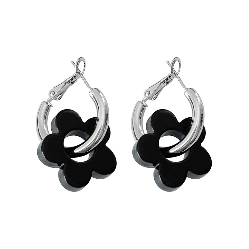 The black flower ear rings of the same style as Ou Yangna's earrings are sweet, cool, and girlish, with a cold and unique design sense. They are versatile earrings Item Picture