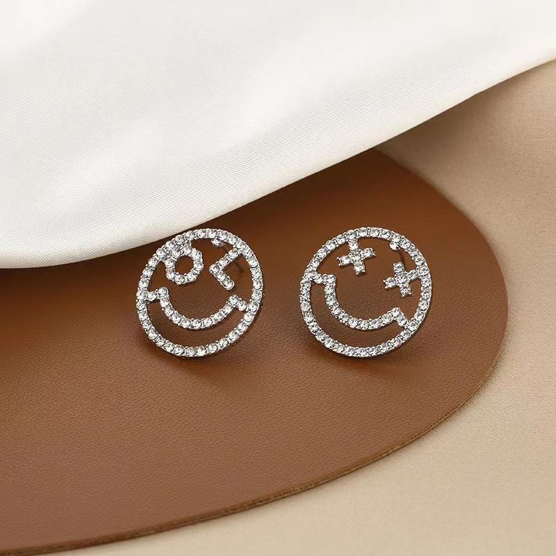 Fashionable and versatile, sparkling diamond micro-set smiling face stud earrings for women, light luxury, niche style, individual design sense, simple earrings Specification drawing