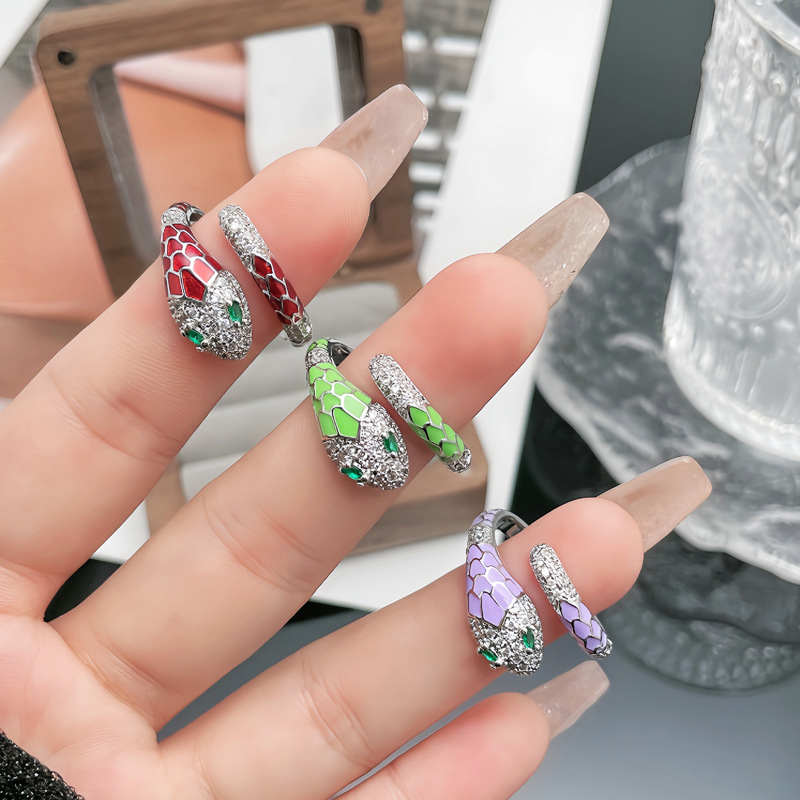 A new green diamond snake head exotic micro-inlaid drip glaze spirit snake ring from Europe and America, a gender-neutral and unique punk spice girl ring full figure