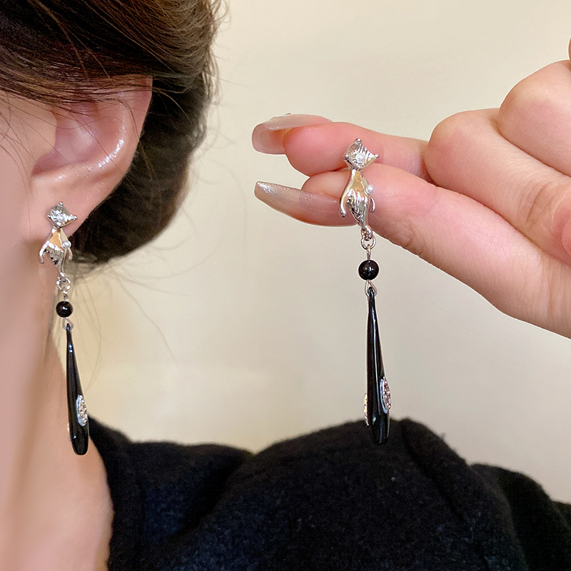 New Chinese-style cold and cool pearl stud earrings for women, light luxury and niche design, high-end feel, traditional Chinese style style earrings and earrings wholesale details Picture
