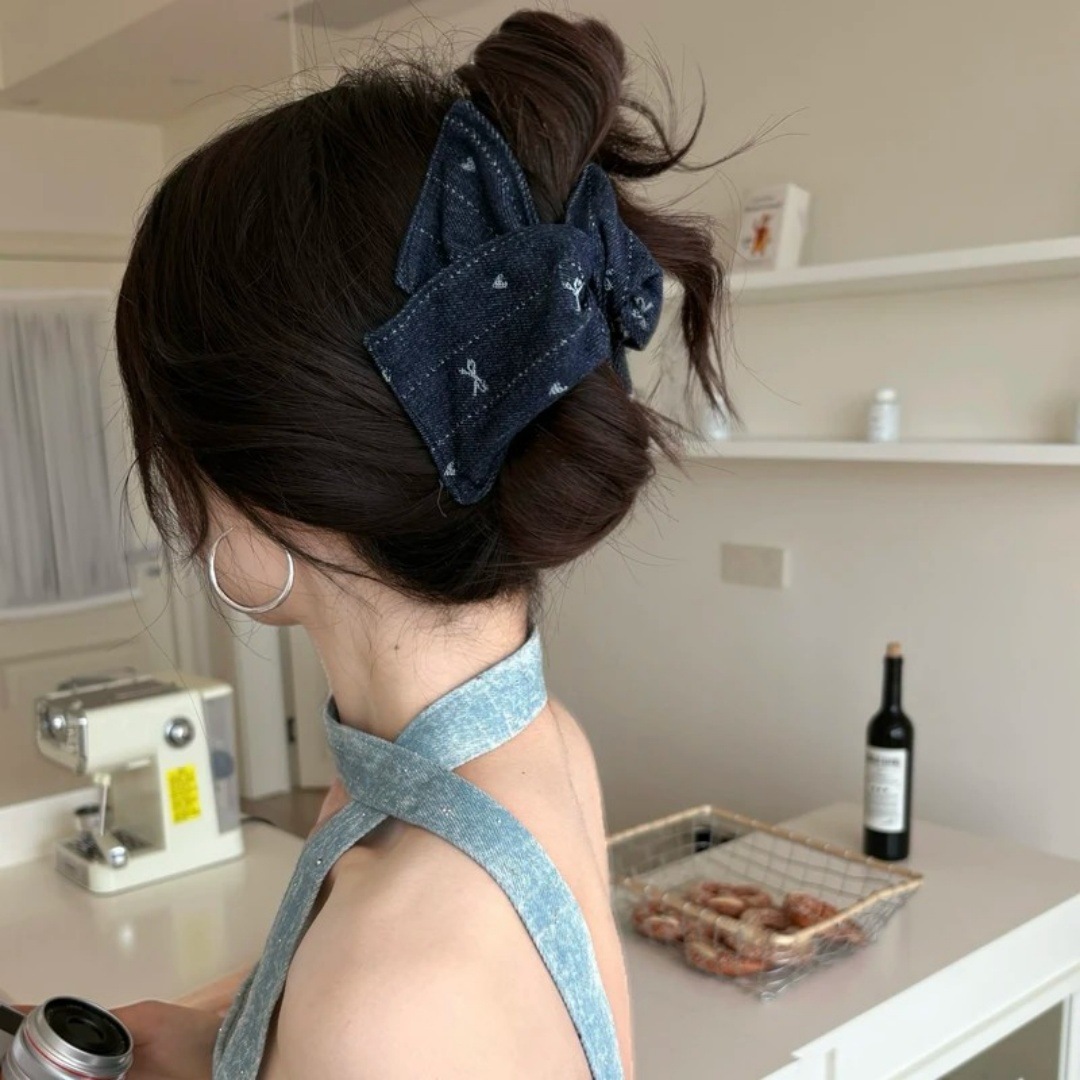 Bow-shaped heart-shaped denim triangular grabbler for women, new high-end hairpin, shark clip at the back of the head, cartoon style full figure