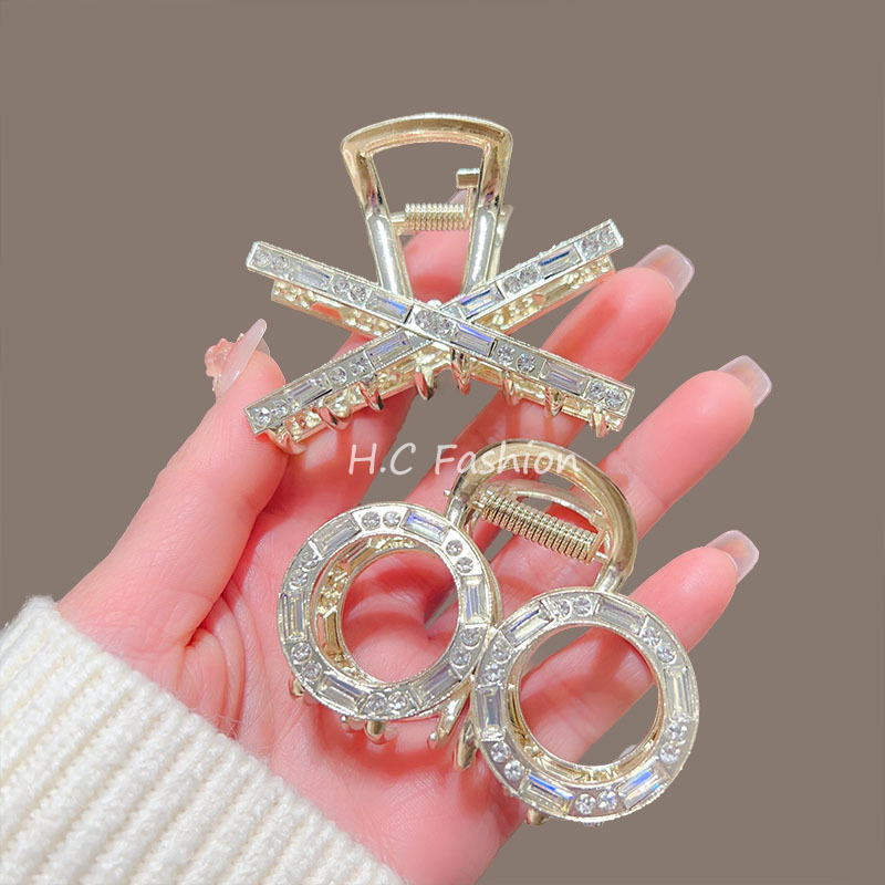 The new French claw clip features a niche and high-end feel. It is a zircon semi-claw hairpin with a fashionable and simple style. It is also a shark clip for the back of the head Specification drawing