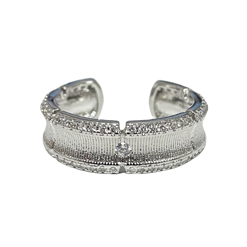 This is a fashionable Italian court-style niche ring with a brushed finish. It is adjustable for women and features a light luxury and exquisite layering design Item Picture