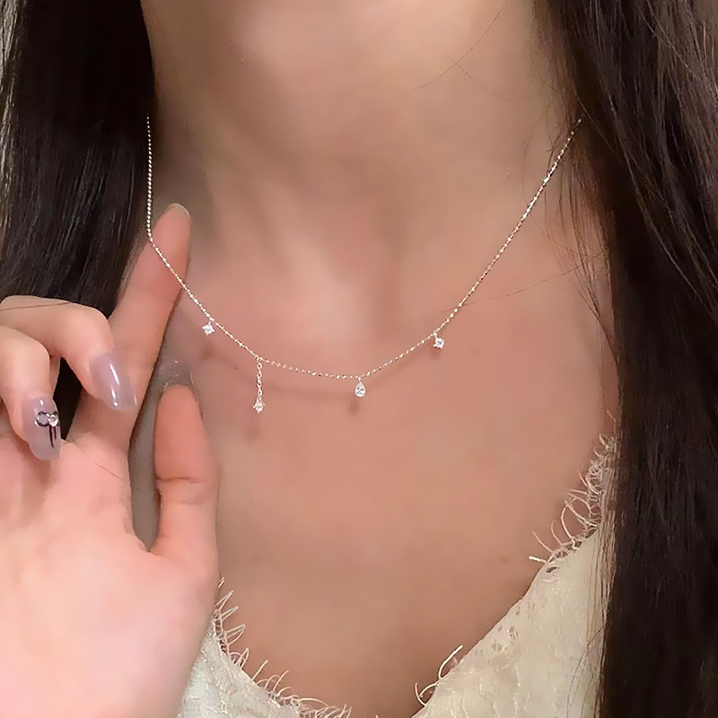 Minimalist zircon water drop tassel necklace for women, simple and individual style, versatile, daily personalized neckchain, collarbone chain Application Scenario